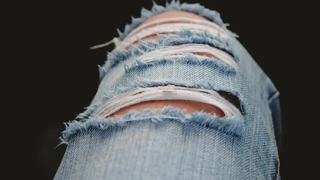 Cara Merawat Ripped Jeans yang Benar Agar Tetap Awet