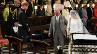 Pangeran Charles antar Meghan Markle ke altar. (JONATHAN BRADY / POOL / AFP)