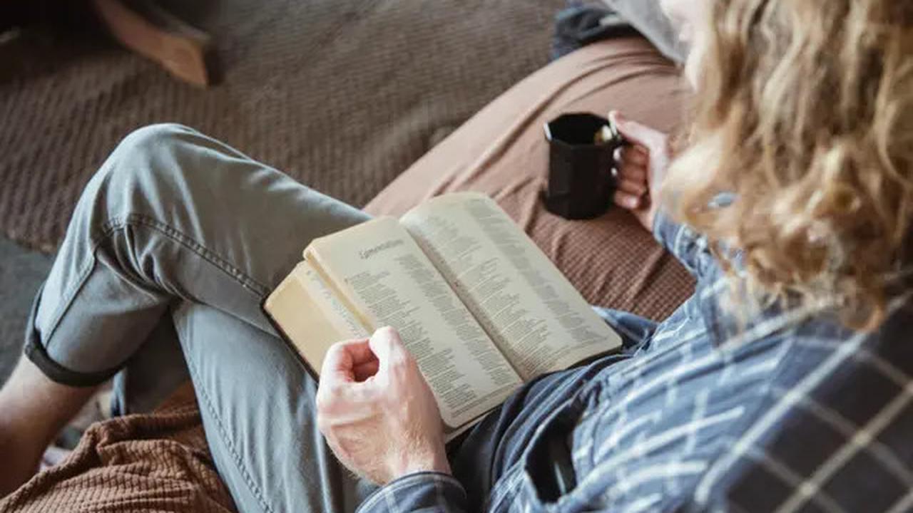 Selain Mencegah Penyakit Jantung, Ketahui 5 Keuntungan Lain dari Membaca Berita Positif