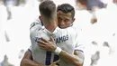 <p>Sergio Ramos merayakan golnya bersama Cristiano Ronaldo saat melawan Osasuna pada La Liga Spanyol pekan ketiga di Stadion Santiago Bernabeu, Madrid, Spanyol, (10/09/2016) malam WIB. (EPA/Emilio Naranjo)</p>