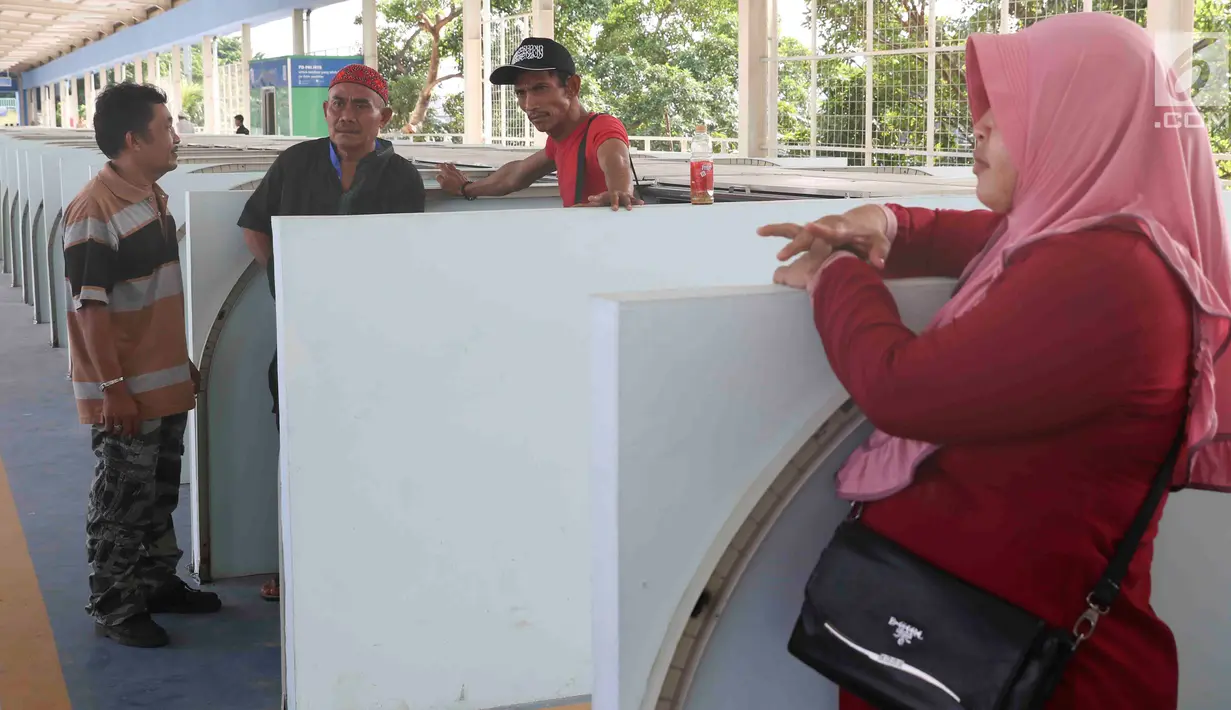 Warga berbincang di jembatan penyeberangan multiguna (JPM) atau Skybridge Tanah Abang, Jakarta, Jumat (7/12). Skybridge nantinya akan ditempati oleh 446 PKL yang sebelumnya berjualan di sepanjang Jalan Jati Baru Raya. (Liputan6.com/Immanuel Antonius)