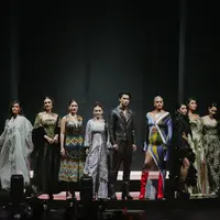 Karya eksklusif desainer ternama Tanah Air seperti Tex Saverio, Sebastian Gunawan, hingga Didiet Maulana kini bisa dibeli di e-commerce Shopee Indonesia. [Dok/Shopee Indonesia]