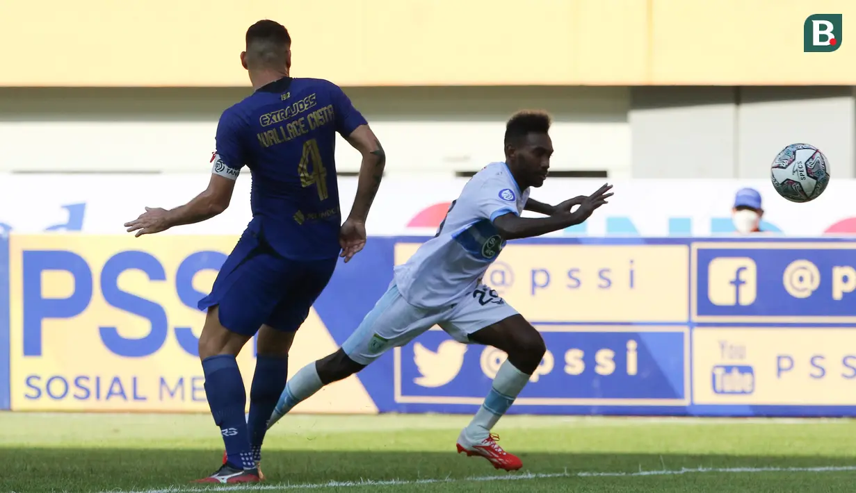 Penyerang Persela Lamongan, Ibrahim Kosepa (kanan) melepaskan diri dari bek PSIS Semarang, Wallace Costa Alves dalam laga pekan pertama BRI Liga 1 2021/2022 di Stadion Wibawa Mukti, Cikarang, Sabtu (04/09/2021). (Bola.com/Bagaskara Lazuardi)