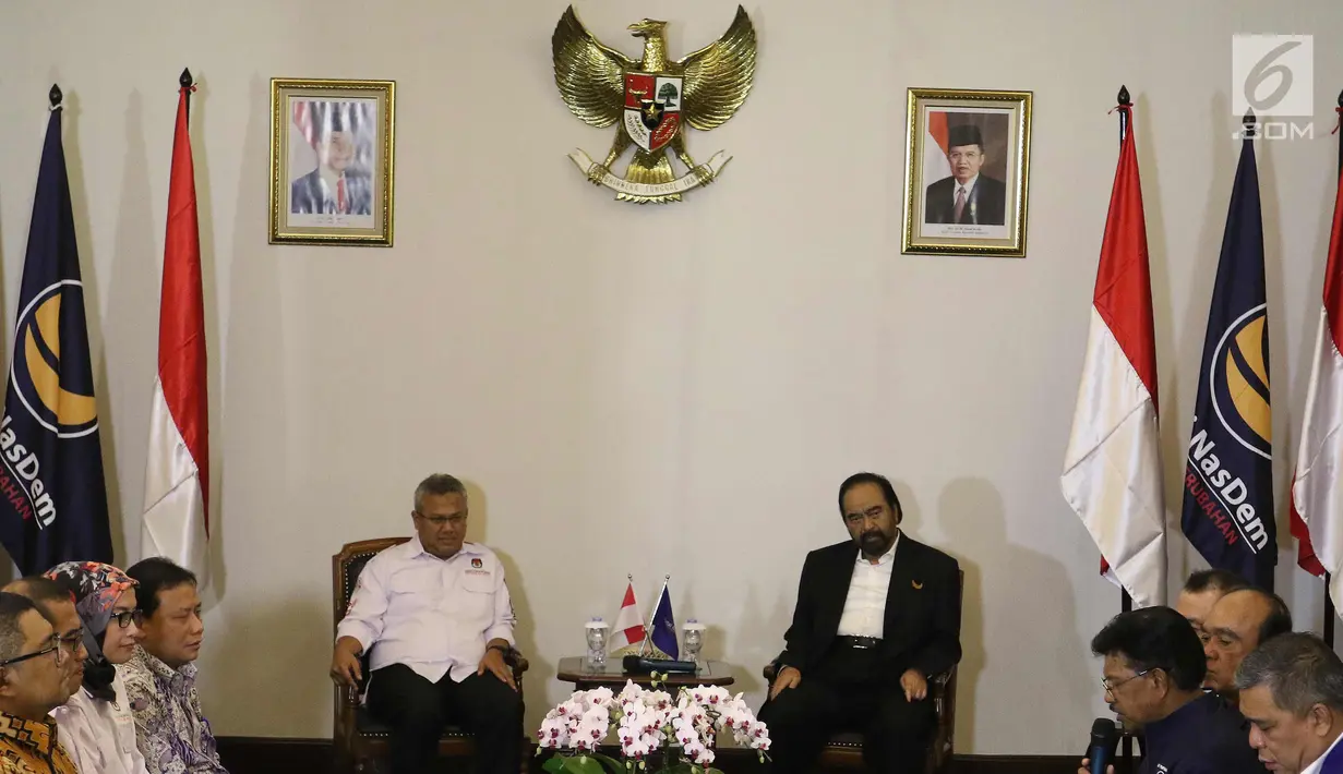 Suasana pertemuan KPU dengan Partai Nasdem di Kantor DPP Partai Nasdem, Jakarta, Minggu (28/1). Verifikasi faktual wajib dilakukan kepada partai lama (partai hasil Pemilu 2014) sebagai syarat untuk mengikuti pemilu 2019. (Liputan6.com/Angga Yunar)