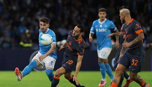 Pemain Napoli, Billy Gilmour (kiri), menendang bola melewati gelandang Inter Milan, Hakan Calhanoglu, dalam pertandingan Serie A Italia di Naples, Italia, Sabtu, 25 Oktober 2025. (Alessandro Garofalo/LaPresse via AP)