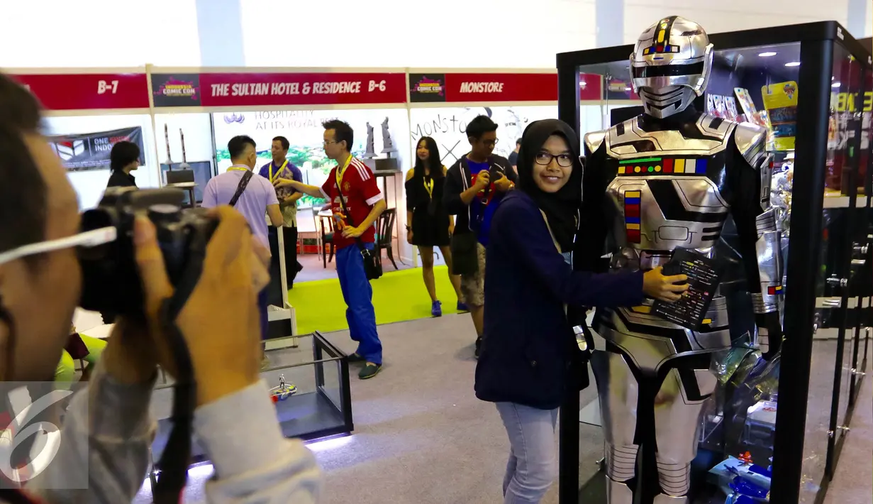 Pengunjung berfoto tokoh film super hero Gaban saat pameran Indonesia Comic Con di JCC, Jakarta, Sabtu (14/11). Pameran mainan dan comic ini berlangsung dari tanggal 14-15 November 2015. (Liputan6.com/Fery Pradolo)