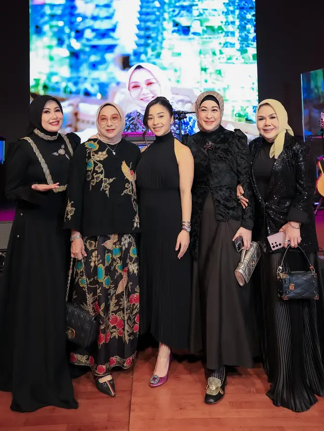 6 Potret Nikita Willy di Ultah Ibunda ke-56, Elegan dengan Gaun Hitam Halter Neck
