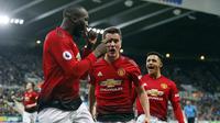 Striker Manchester United, Romelu Lukaku, merayakan gol yang dicetaknya ke gawang Newcastle pada laga Premier League di Stadion St James Park, Newcastle, Rabu (2/1). Newcastle kalah 0-2 dari MU. (AP/Owen Humphreys)