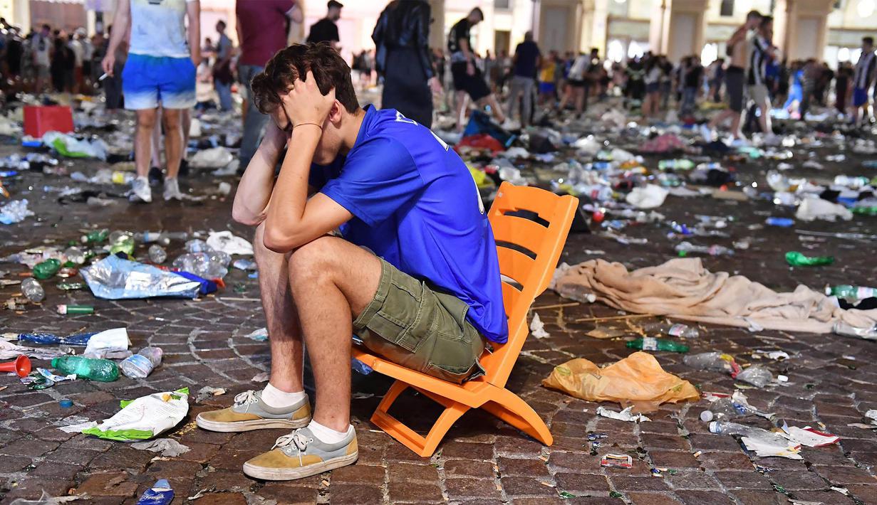 Suasana mencekam usai terjadi ledakan saat nonton bareng final Liga Champions di Piazza San Carlo, Turin, Sabtu (3/6/2017). Acara nobar dipadati sekitar 20.000 supporter Juventus. (EPA/Alessandro Di Marco)