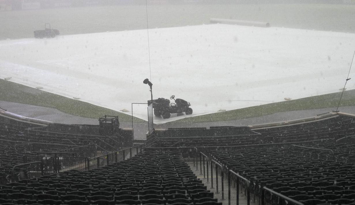 Hujan deras disertai angin kencang dan hujan es besar menyapu Coors Field di Denver pada Kamis, 29 Juni 2023. (AP Photo/David Zalubowski)