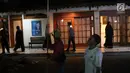 Sejumlah orang melakukan persiapan untuk menyambut jenazah almarhum Presiden RI ke-3 BJ Habibie di kediamannya di Patra Kuningan, Jakarta Selatan, Rabu (11/9/2019). BJ Habibie meninggal dunia setelah menjalani perawatan di RSPAD. (Liputan6.com/Angga Yuniar)