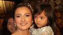 Sekedar informasi, Sarah menikah dengan Ariel Noah pada 30 Januari 2005. Dari pernikahannya, dikaruniai seorang putri cantik yang biasa dipanggil Alleia. Anak Ariel dan Sarah itu lahir pada 5 Juni 2005. Potret jadul Sarah dan Alleia. [dok. Kapanlagi]