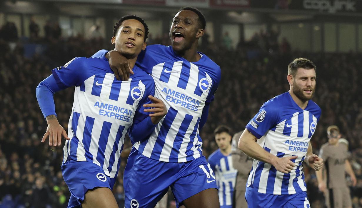 Pemain Brighton, Joao Pedro (kiri) melakukan selebrasi setelah mencetak gol melalui tendangan penalti pada laga lanjutan Liga Inggris 2023/2024 melawan Tottenham Hotspur di American Express Community Stadium, Brighton, Inggris, Jumat (29/12/2023) dini hari WIB. (AP Photo/Ian Walton)