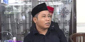 Kabar duka hadir dari komedian Narji. Ayahandanya, Almarhum H. Mansyur meninggal pada hari ini di usia ke-88 tahun. Bagaimana keadaan Narji setelah kepergian Ayahnya?
