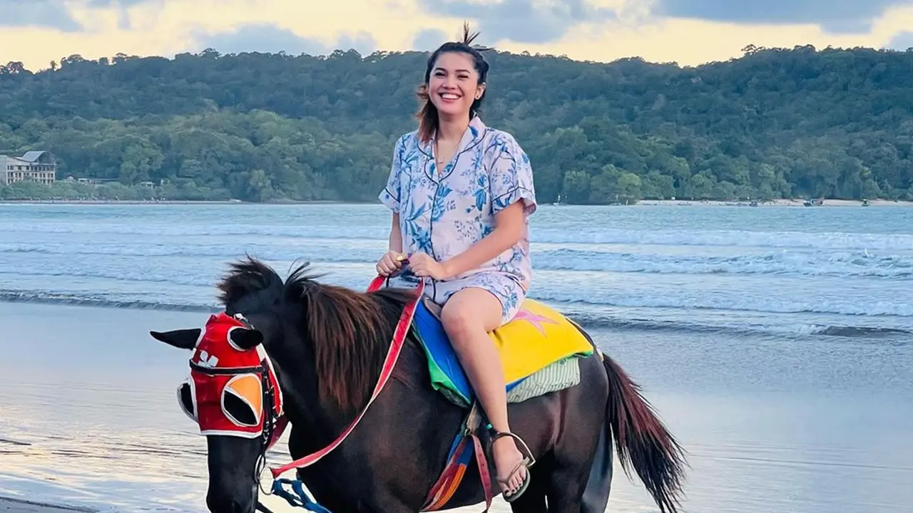 Pemandangan Indah Tersaji, Raya Kitty Nikmati Pantai dengan Naik Kuda