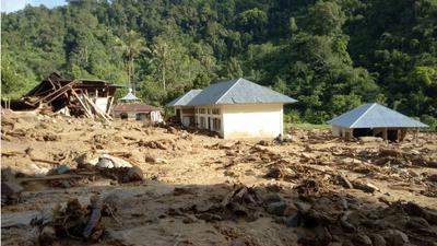 Bantu Korban Banjir Solok, Pertamina Turun Tangan Pasok Sembako & Alat Sekolah