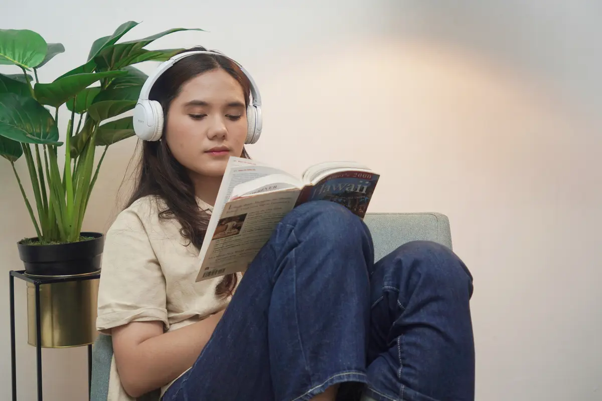 wanita desember tenang baca buku