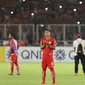 Pemain Persija melakukan penghormatan suporter usai laga melawan Song Lam Nghe An pada laga grup H Piala AFC di Stadion GBK Jakarta, Rabu (14/3). Persija unggul 1-0 atas Song Lam Nghe An. (Liputan6.com/Helmi Fithriansyah)