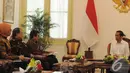 Presiden Joko Widodo bertemu dengan jajaran Dewan Komisioner Otoritas Jasa Keuangan (OJK) di Istana Merdeka, Jumat (31/10/2014). (Liputan6.com/Herman Zakharia)