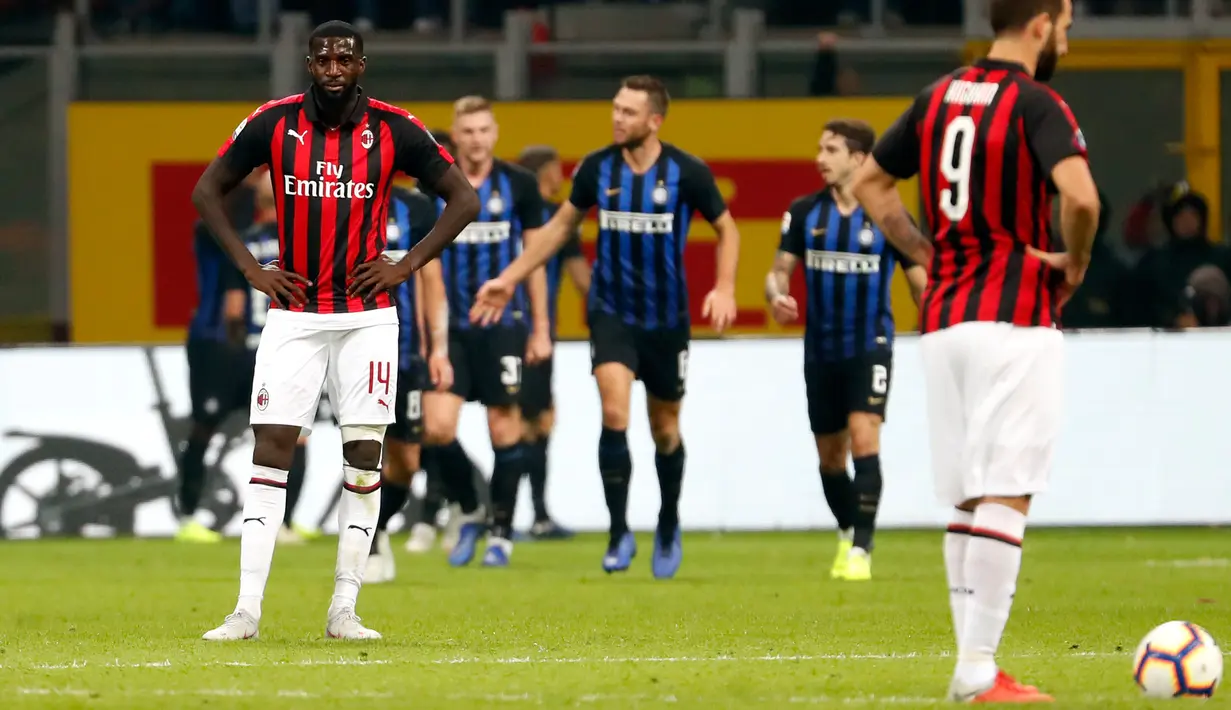 Ekspresi pemain AC Milan, Tiemoue Bakayoko (kiri) dan Gonzalo Higuain setelah pemain Inter Milan, Mauro Icardi mencetak gol ke gawang mereka pada laga Serie A di Stadion San Siro, Milan, Italia, Minggu (21/10). (AP Photo/Antonio Calanni)