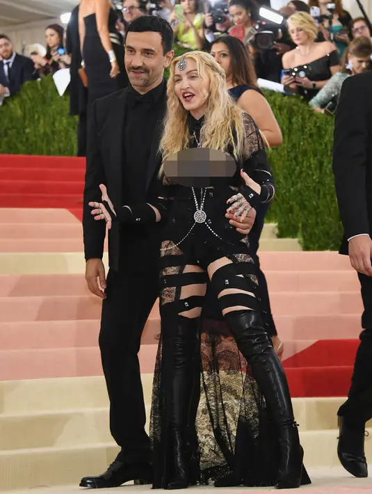  Penyanyi Madonna bersama desainer Riccardo Tisci tiba menghadiri ajang Met Gala 2016 di Metropolitan Museum of Art, New York, Senin (2/5). (AFP/Larry Busacca)