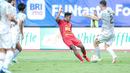 Pemain Persija Jakarta, Firza Andika mencetak gol kedua timnya ke gawang Persib Bandung dalam laga lanjutan BRI Liga 1 2024/2025 di Stadion Patriot Candrabhaga, Bekasi, Minggu (16/02/2025). (Bola.com/M Iqbal Ichsan)