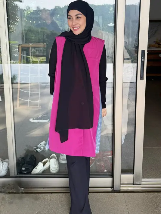 <p>Sepulang ibadah Haji, Nisya Ahmad tampil memukau dengan gaya hijabnya. Ia mengenakan kerudung hitam bergaya pashmina yang terlihat begitu kontras dengan gaya blouse fuschia. [Foto: Instagram/ Nisya Ahmad]</p>