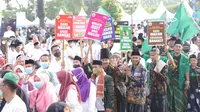 Ribuan orang ikut gerak jalan sehat sarungan, mengelilingi pusat Kota Tangerang, Minggu (25/9/2022). (Dok. Liputan6.com/Pramita Tristiawati)