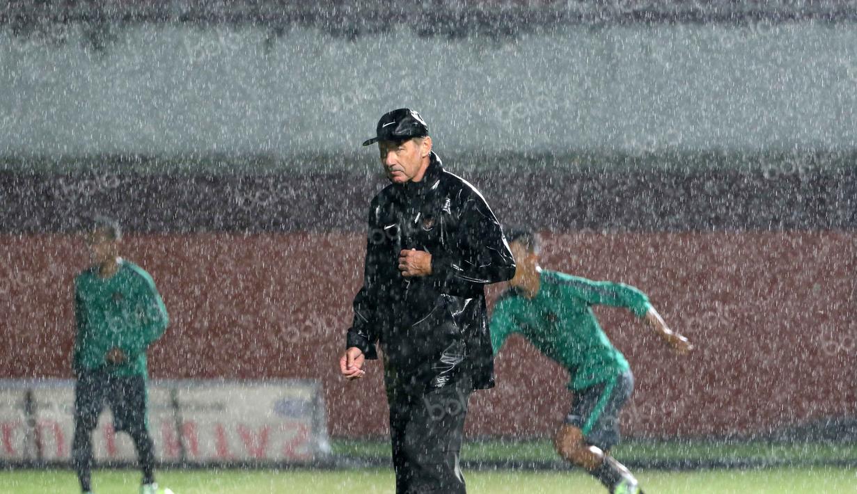Hujan deras iringi latihan Alfred Riedl dan timnas Indonesia di Stadion Maguwoharjo, Sleman, Sabtu (08/10/2016). (Bola.com/Nicklas Hanoatubun)