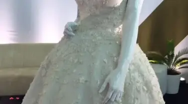 Desainer Hian Tjen memamerkan gaun malamnya yang mewah dan seksi di Arab Fashion Week.