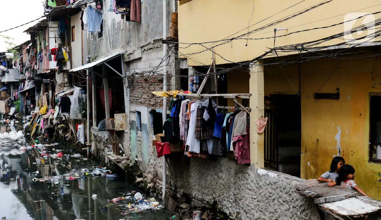 Pemerintah Provinsi Daerah Khusus Jakarta terus melakukan berbagai upaya untuk meningkatkan kepemilikan APAR di masyarakat, seperti memberikan sosialisasi dan pendistribusian APAR ke wilayah padat penduduk. (Liputan6.com/Herman Zakharia)