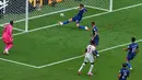 Pemain Inggris Bukayo Saka mencetak gol ketiga mereka melewati pemain Prancis Theo Hernandez , kiper Mike Maignan, dan Desire Doue selama pertandingan sepak bola perebutan tempat ketiga Piala Dunia antara Prancis dan Inggris di Miami Gardens, Florida, Sabtu, 18 Juli 2026. (AP Photo/Marta Lavandier)