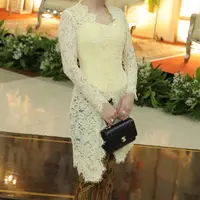 Ayu Ting Ting tampil elegan mengenakan kebaya brokat butter yellow dari desainer @renzilazaurdi. [@ayutingting92]