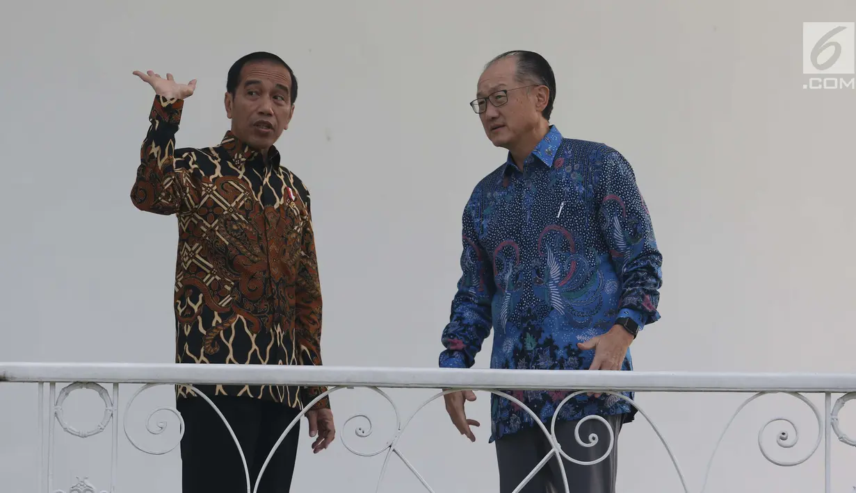 Presiden Jokowi dan Presiden Bank Dunia Jim Yong Kim berbincang santai di beranda Istana Kepresidenan Bogor, Rabu (4/7). Kunjungan Presiden Bank Dunia itu dalam rangka persiapan kegiatan Annual Meeting IMF-World Bank di Bali. (Liputan6.com/Angga Yuniar)