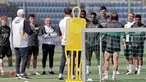 Penyerang Real Madrid, Vinicius Junior (tengah) bersama rekan setimnya menghadiri sesi latihan di stadion Santiago Bernabeu, Madrid, pada 27 Mei 2024. (Thomas COEX/AFP)