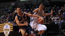 Pebasket Pelita Jaya,Prawiro Xaverius (kiri) melewati adangan pemain Satya Wacana pada laga Perbasi Cup 2017 di Sports Mall, Kelapa Gading, Jakarta, (06/11/2017). Pelita Jaya menang 92-46. (Bola.com/Nick Hanoatubun)