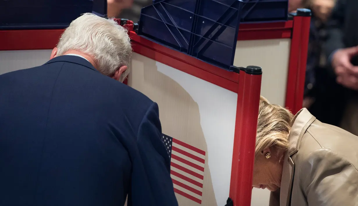 Calon Presiden AS dari Partai Demokrat, Hillary Clinton mengikuti Pilpres AS di Chappaqua, New York, AS, Selasa (8/11). Hillary bersaing dengan Donald Trump untuk menduduki kursi orang nomor 1 di AS. (AFP PHOTO / Brendan Smialowski)