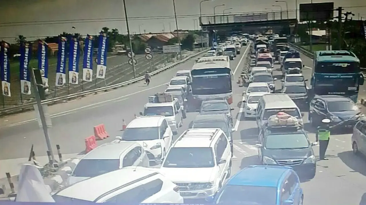 Suasana kepadatan lalu lintas di exit Tol Pejagan, Kamis (30/5/2019).
