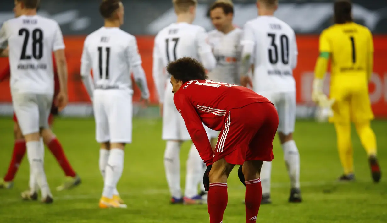 Gelandang Bayern Munich, Leroy Sane tampak kecewa usai dikalahkan Borussia Moenchengladbach 2-3 dalam laga lanjutan Liga Jerman 2020/21 pekan ke-15 di Borussia Park, Jumat (8/1/2021). (AFP/Wolfgang Rattay/Pool)