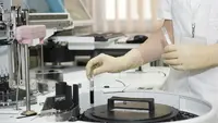 Ilustrasi percobaan medis di laboratorium. (Sumber Pixabay/DarkoStojanovic via Creative Commons)