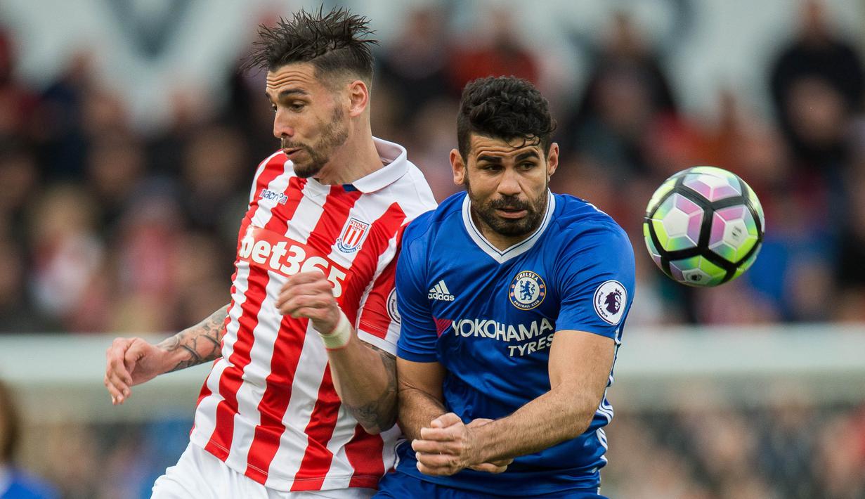 Gelandang Stoke City, Geoff Cameron, berebut bola dengan striker Chelsea, Diego Costa. Bermain di kandang lawan, skuat London Biru tampil dominan dengan penguasaan bola mencapai 65 persen, berbanding 35 persen milik Stoke City. (EPA/Peter Powell).