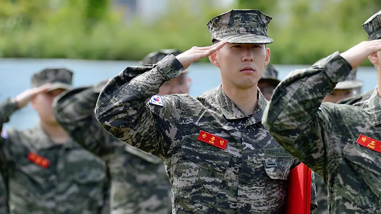 Striker Tottenham Hotspur, Son Heung Min saat mengikuti program wajib militer di Korea Selatan
