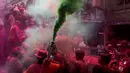 Warga menyalakan lilin asap warna-warni saat merayakan Festival Holi di Kolkata, India, Rabu (28/2). Festival ini juga mendatangi datangnya musim semi. (AP Photo/Bikas Das)