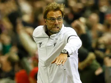  Pelatih Liverpool, Juergen Klopp melakukan selebrasi setelah bek liverpool Mamadou Sakho mencetak gol penyeimbang di perempat final UEFA Europa League antara Liverpool lawan Borussia Dortmund di stadion Anfield, Inggris, (14/4). (Reuters / Carl Recine)