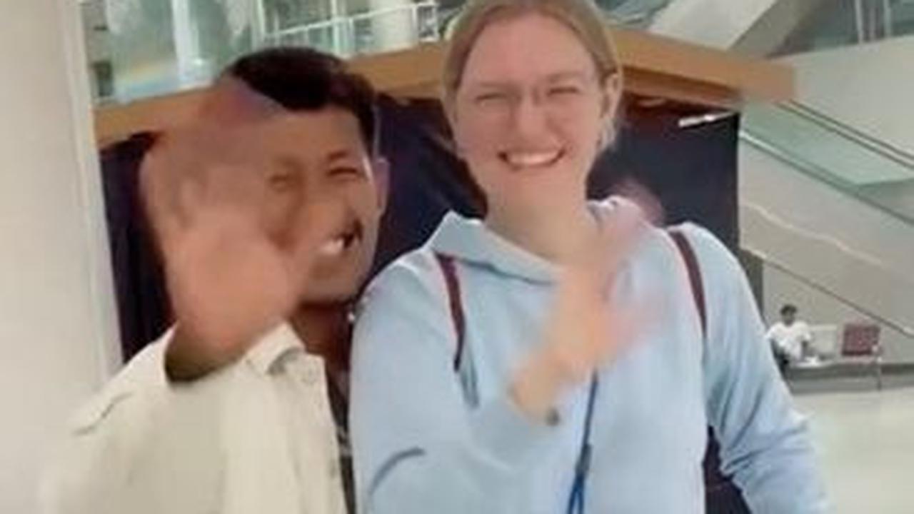 Pada unggahan pertama, membagikan video merekam pertemuan pertama mereka di bandara.