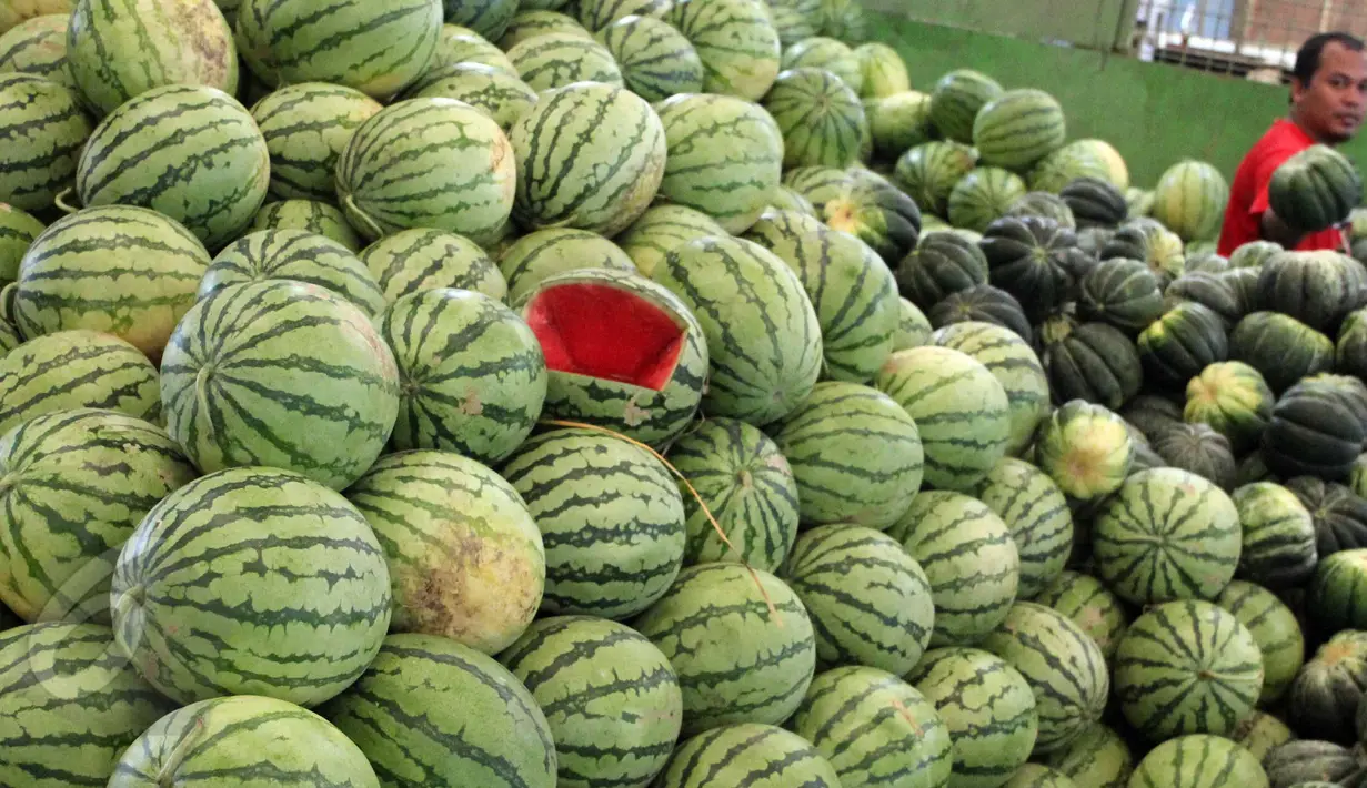 Permintaan Buah Semangka melimpah jelang Ramadan di Pasar Induk Kramat Jati, Jakarta, Selasa (9/6/2015). Semangka dijual Rp7.000/kg sedangkan Blewah Rp6.000/kg. (Liputan6.com/Helmi Afandi)