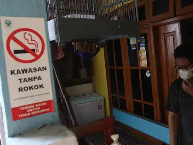Rumah warga dipasangi stiker kawasan tanpa rokok di lingkungan RW 06 Kelurahan Kayu Manis, Matraman, Jakarta, Jumat (8/10/2021). Warga sejumlah RT di RW 06 berkomitmen menjaga lingkungan dari asap rokok dengan memberikan teguran dan sanksi bagi yang melanggar. (Liputan6.com/Herman Zakharia)