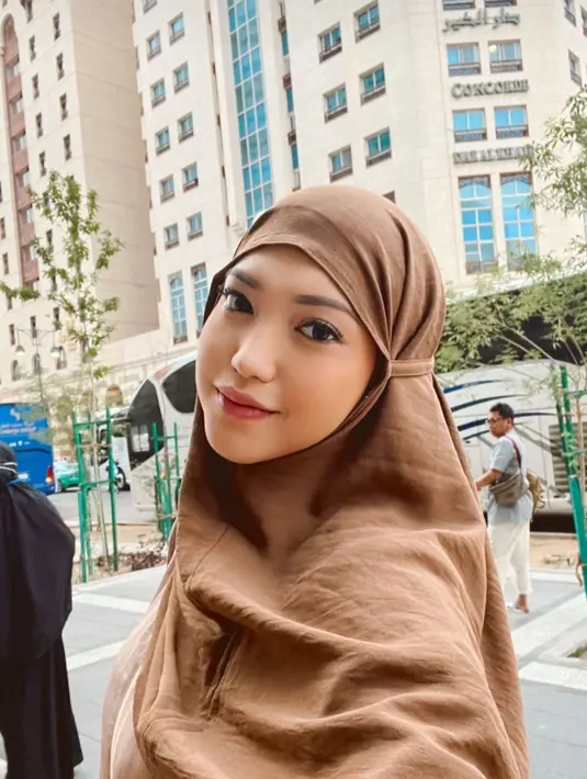 Lewat foto terbarunya, Dewi Paramita terlihat makin religius saat mengenakan hijab. Momen umroh Dewi Paramita ini dibersamai langsung oleh sang ibunda. (Liputan6.com/IG/@parramitha)