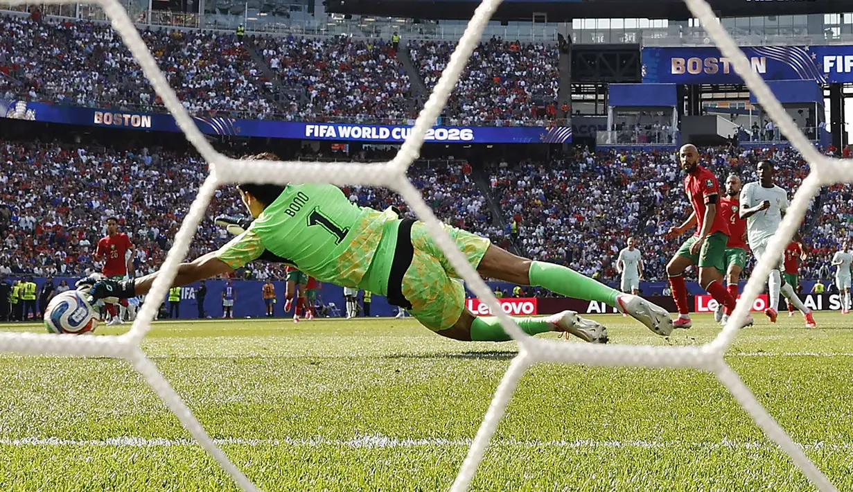 Penjaga gawang Maroko Yassine Bounou kebobolan gol yang dicetak oleh penyerang Prancis  Ousmane Dembele pada pertandingan perempat final turnamen sepak bola Piala Dunia 2026 antara Prancis dan Maroko di Stadion Boston di Foxborough, Kamis,  9 Juli 2026. (AFP/  Odd ANDERSEN)