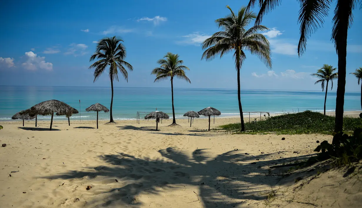 Pemandangan pantai kosong akibat pandemi COVID-19 di Havana, Kuba pada 26 Agustus 2020. Pihak berwenang di Havana, kota berpenduduk 2,2 juta, telah menangguhkan transportasi umum, melarang akses ke pantai serta menutup restoran, bar dan kolam renang menyusul lonjakan kasus Corona. (YAMIL LAGE/AFP)